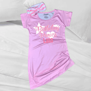 Pink birthday princess dress with personalized name Lala and crown graphic for young girls’ birthday celebrations.